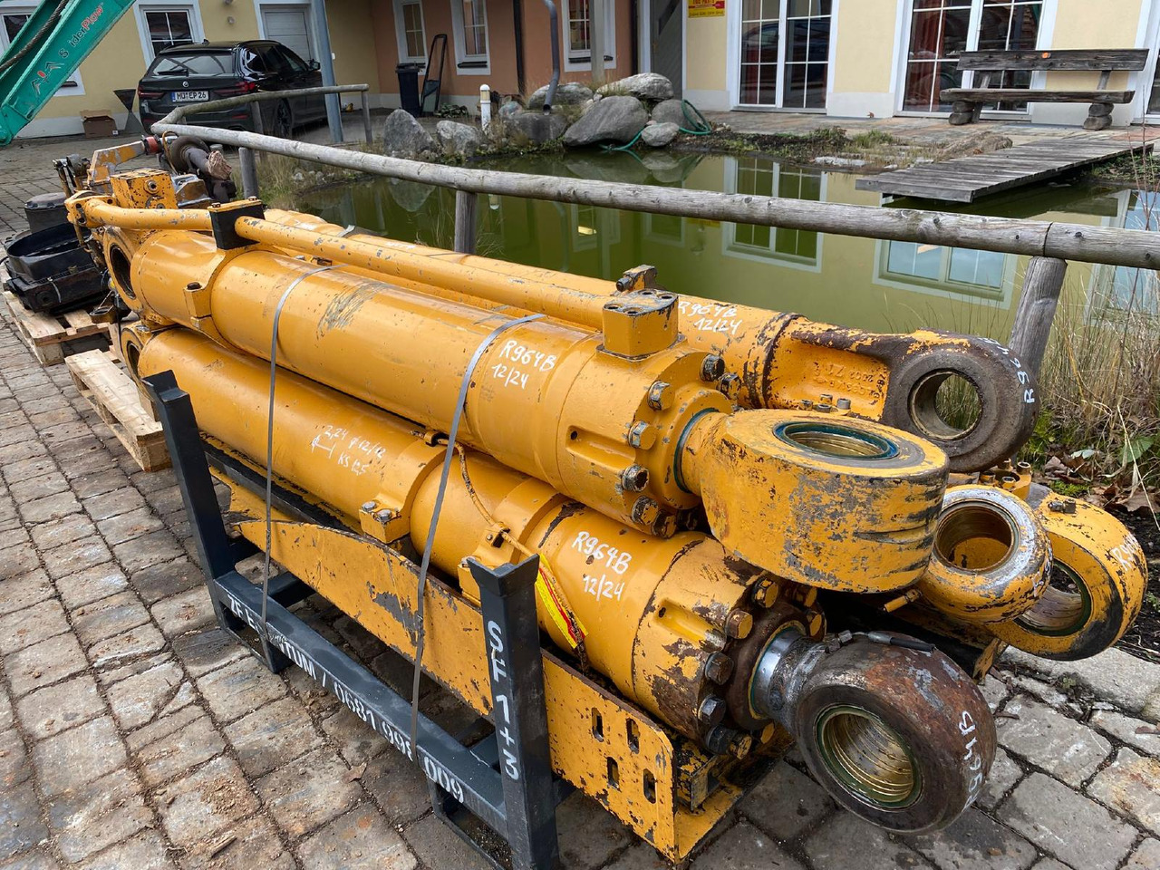 Liebherr R 964 B LIT - Hydraulic cylinder for Construction machinery: picture 1 Liebherr R 964 B LIT - Hydraulic cylinder for Construction machinery: picture 1