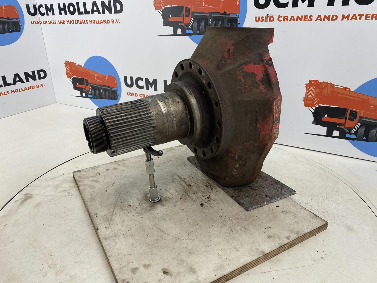 Gottwald AMK Steering knuckle 16 holes - Steering knuckle for Mobile crane: picture 1 Gottwald AMK Steering knuckle 16 holes - Steering knuckle for Mobile crane: picture 1