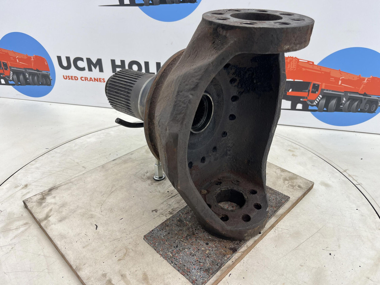 Gottwald LTM 1070 steering knuckle 16 holes axle 3 - Steering knuckle for Mobile crane: picture 4 Gottwald LTM 1070 steering knuckle 16 holes axle 3 - Steering knuckle for Mobile crane: picture 4