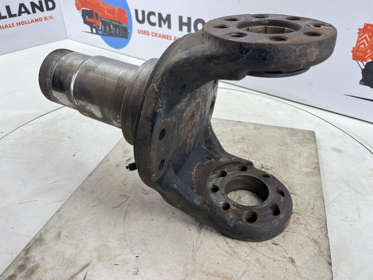 Gottwald Steering knuckle 12 holes axle 3 - Steering knuckle for Mobile crane: picture 4 Gottwald Steering knuckle 12 holes axle 3 - Steering knuckle for Mobile crane: picture 4