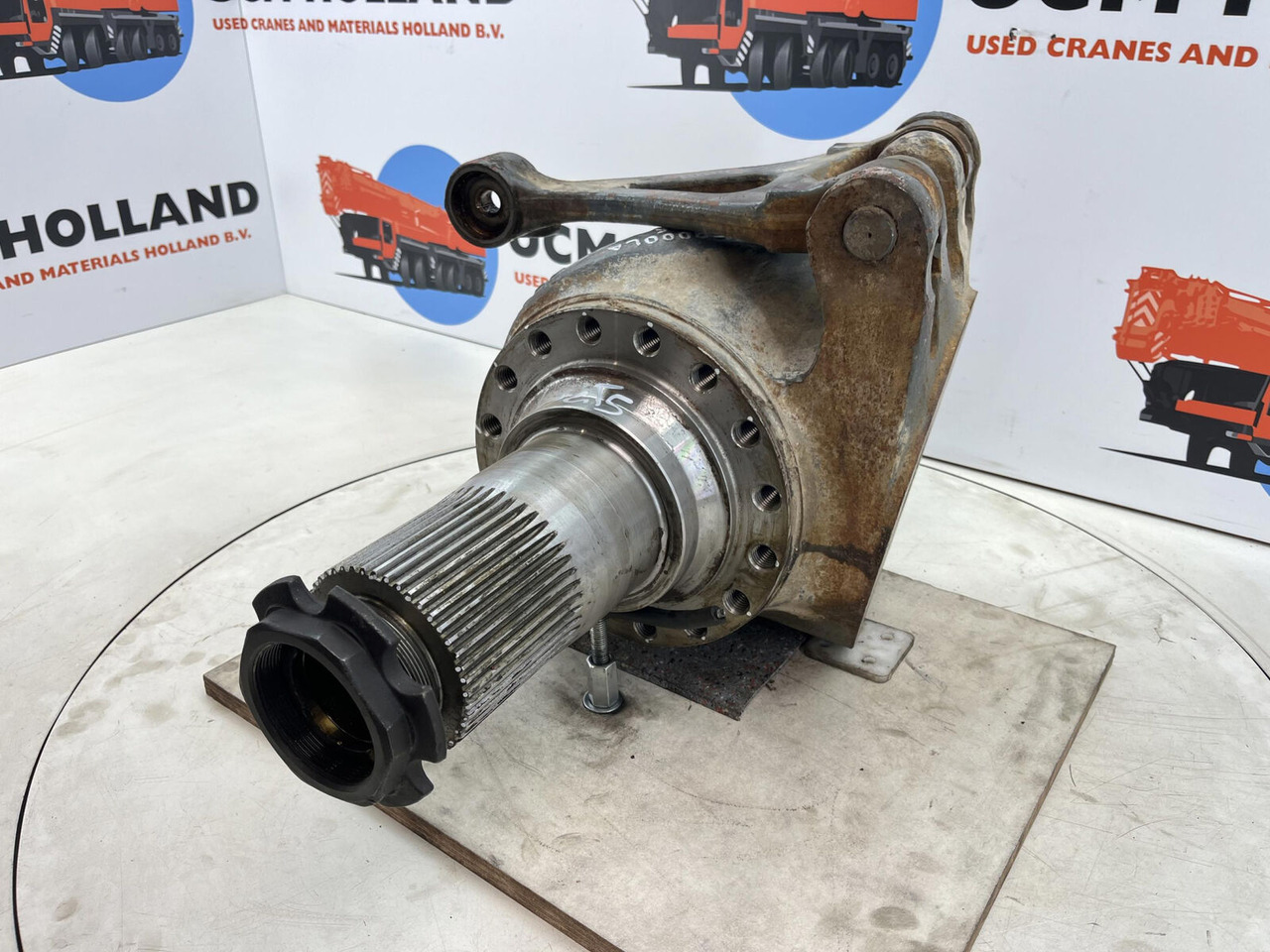 Grove GMK 3055 Steering knuckle 16 holes axle 2 right - Steering knuckle for Mobile crane: picture 1 Grove GMK 3055 Steering knuckle 16 holes axle 2 right - Steering knuckle for Mobile crane: picture 1