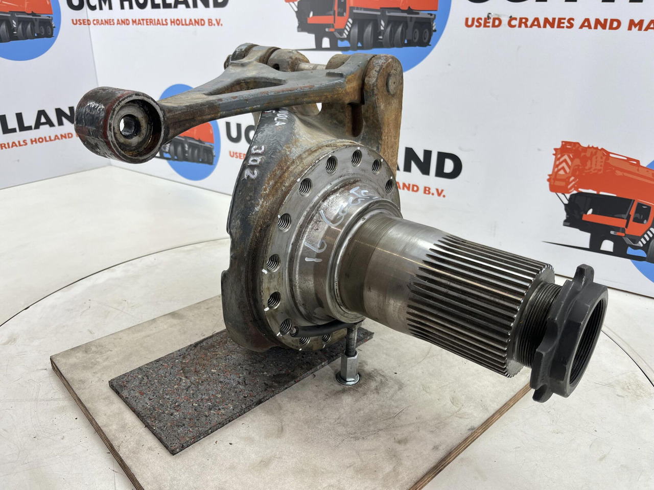 Grove GMK 3055 Steering knuckle 16 holes axle 2 right - Steering knuckle for Mobile crane: picture 3 Grove GMK 3055 Steering knuckle 16 holes axle 2 right - Steering knuckle for Mobile crane: picture 3