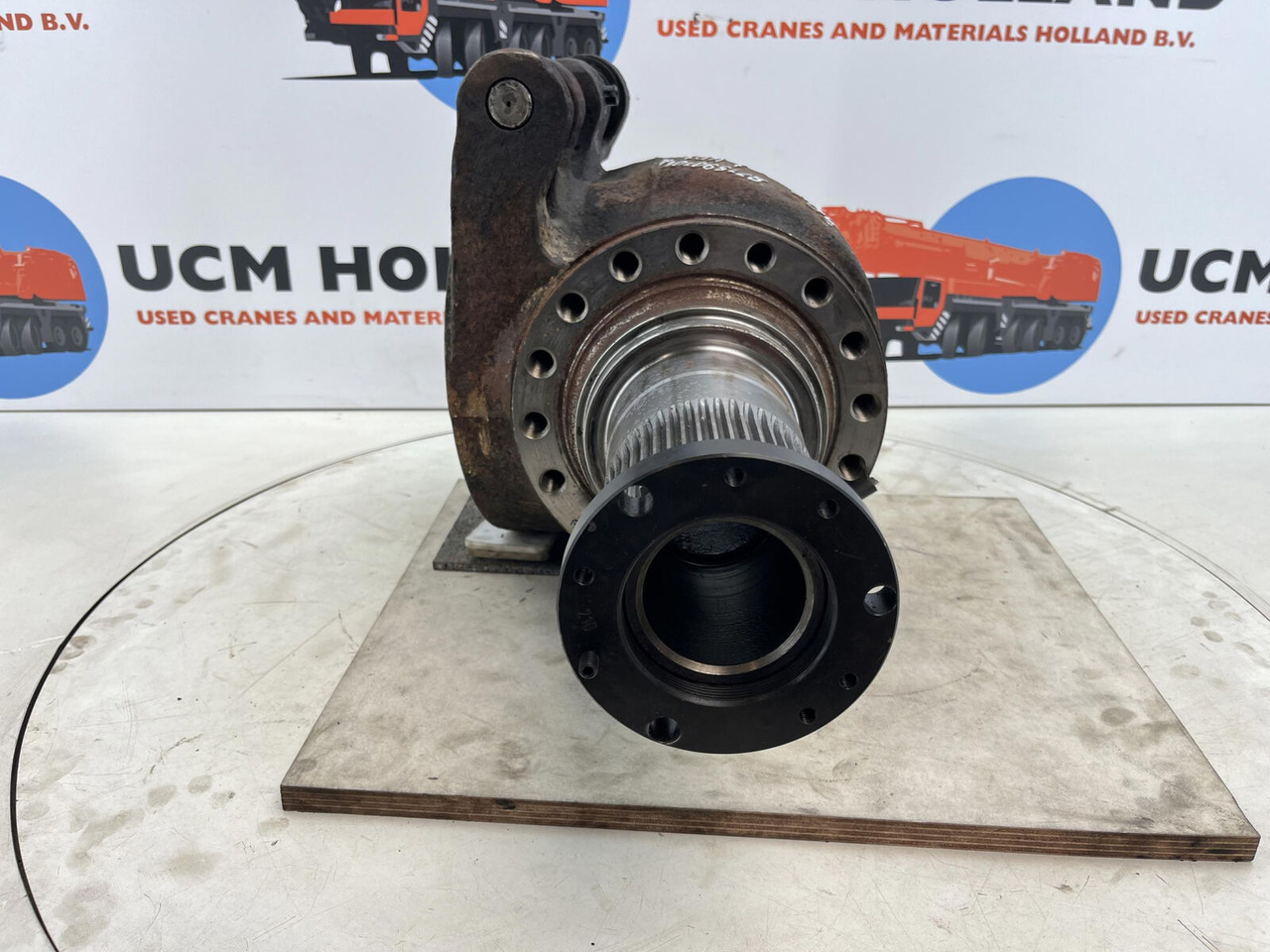 Grove GMK Megatrak steering knuckle 16 holes - Steering knuckle for Crane: picture 2 Grove GMK Megatrak steering knuckle 16 holes - Steering knuckle for Crane: picture 2