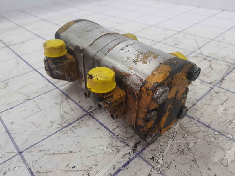 Krupp KMK 2025 dual gear pump - Hydraulic pump for Crane: picture 2 Krupp KMK 2025 dual gear pump - Hydraulic pump for Crane: picture 2