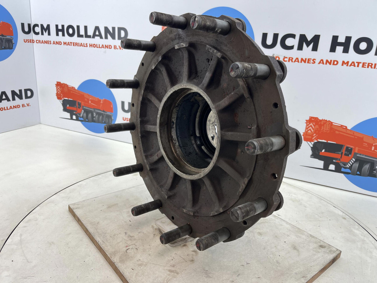 Krupp KMK 3045 Megatrak wheel hub - Wheel hub for Crane: picture 1 Krupp KMK 3045 Megatrak wheel hub - Wheel hub for Crane: picture 1