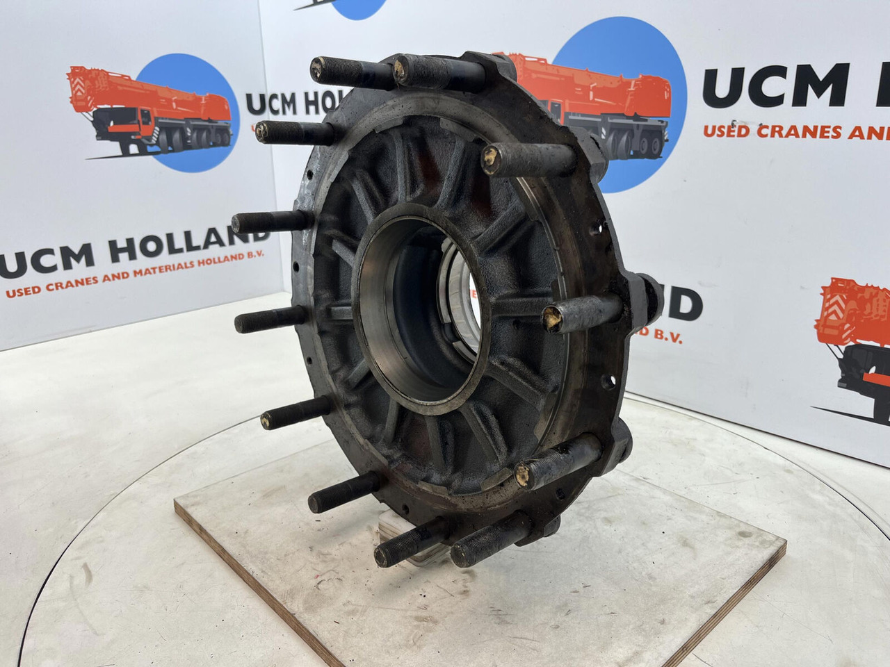 Krupp KMK 3045 Megatrak wheel hub - Wheel hub for Crane: picture 1 Krupp KMK 3045 Megatrak wheel hub - Wheel hub for Crane: picture 1