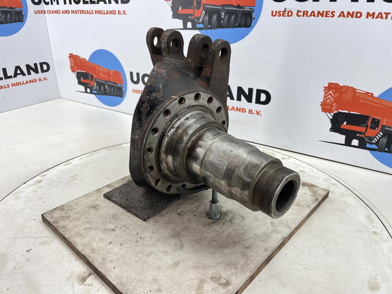 Krupp KMK 3045 Steering knuckle 16 holes - Steering knuckle for Mobile crane: picture 3 Krupp KMK 3045 Steering knuckle 16 holes - Steering knuckle for Mobile crane: picture 3