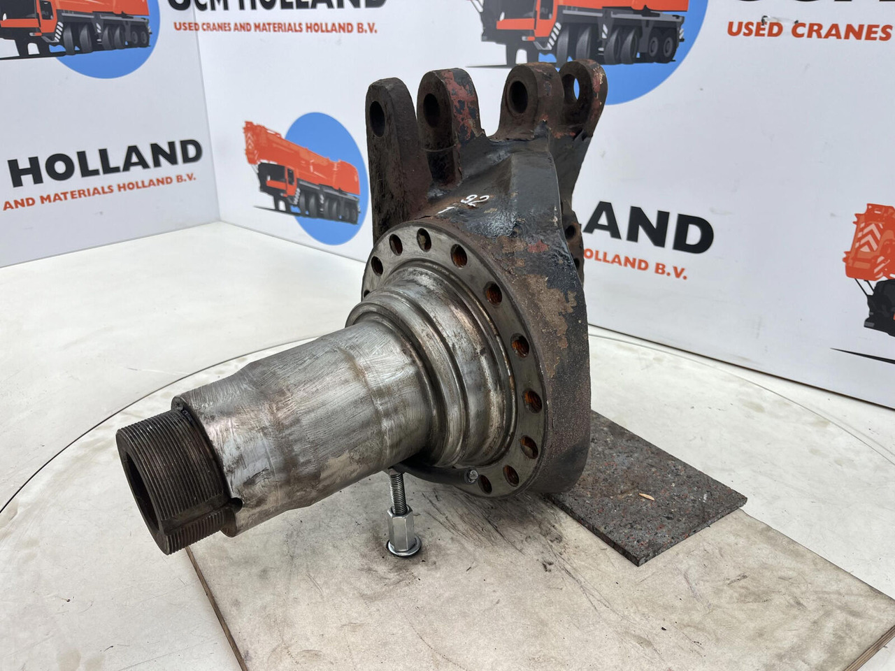 Krupp KMK 3045 Steering knuckle 16 holes - Steering knuckle for Mobile crane: picture 1 Krupp KMK 3045 Steering knuckle 16 holes - Steering knuckle for Mobile crane: picture 1