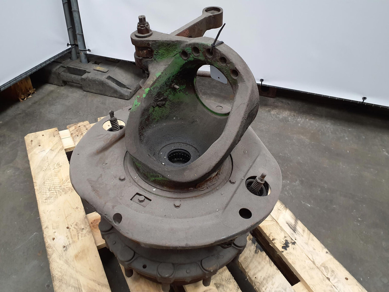Krupp KMK 4070 Megatrak axle housing - Steering knuckle for Mobile crane: picture 1 Krupp KMK 4070 Megatrak axle housing - Steering knuckle for Mobile crane: picture 1