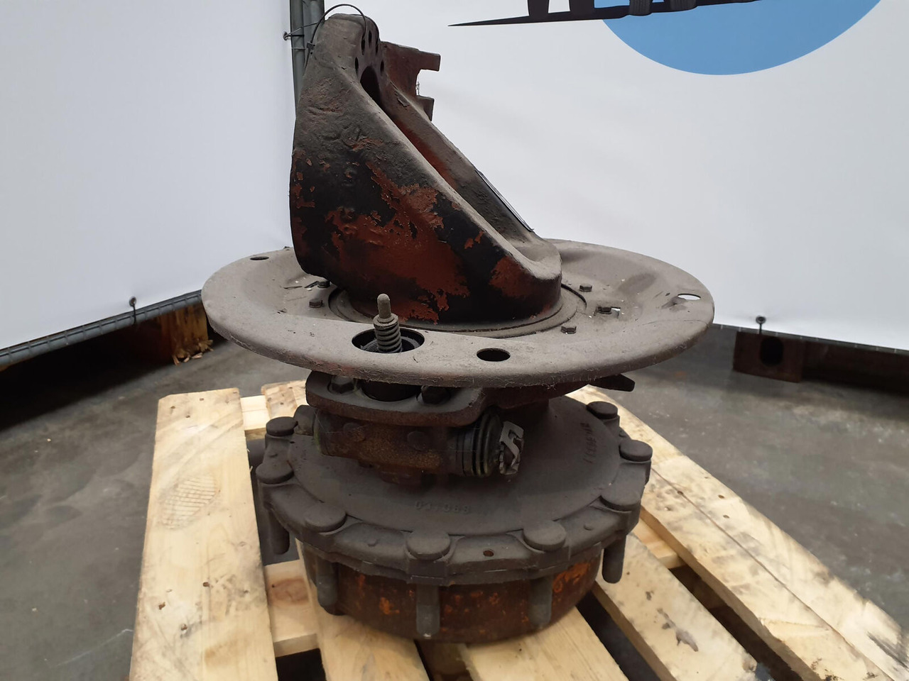 Krupp KMK 4070 Megatrak axle housing - Steering knuckle for Mobile crane: picture 1 Krupp KMK 4070 Megatrak axle housing - Steering knuckle for Mobile crane: picture 1