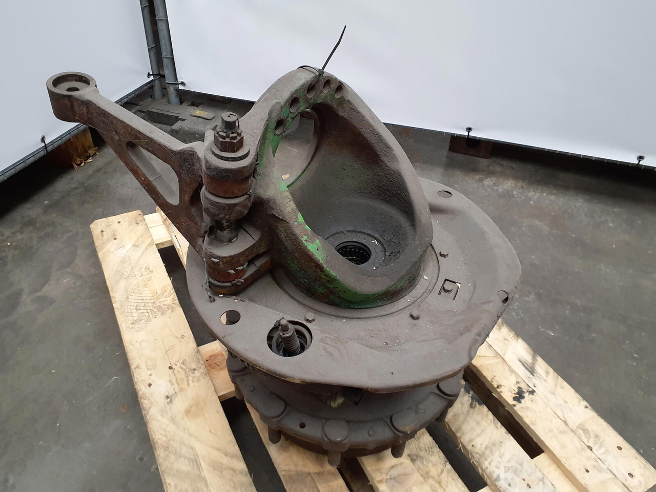Krupp KMK 4070 Megatrak axle housing - Steering knuckle for Mobile crane: picture 2 Krupp KMK 4070 Megatrak axle housing - Steering knuckle for Mobile crane: picture 2