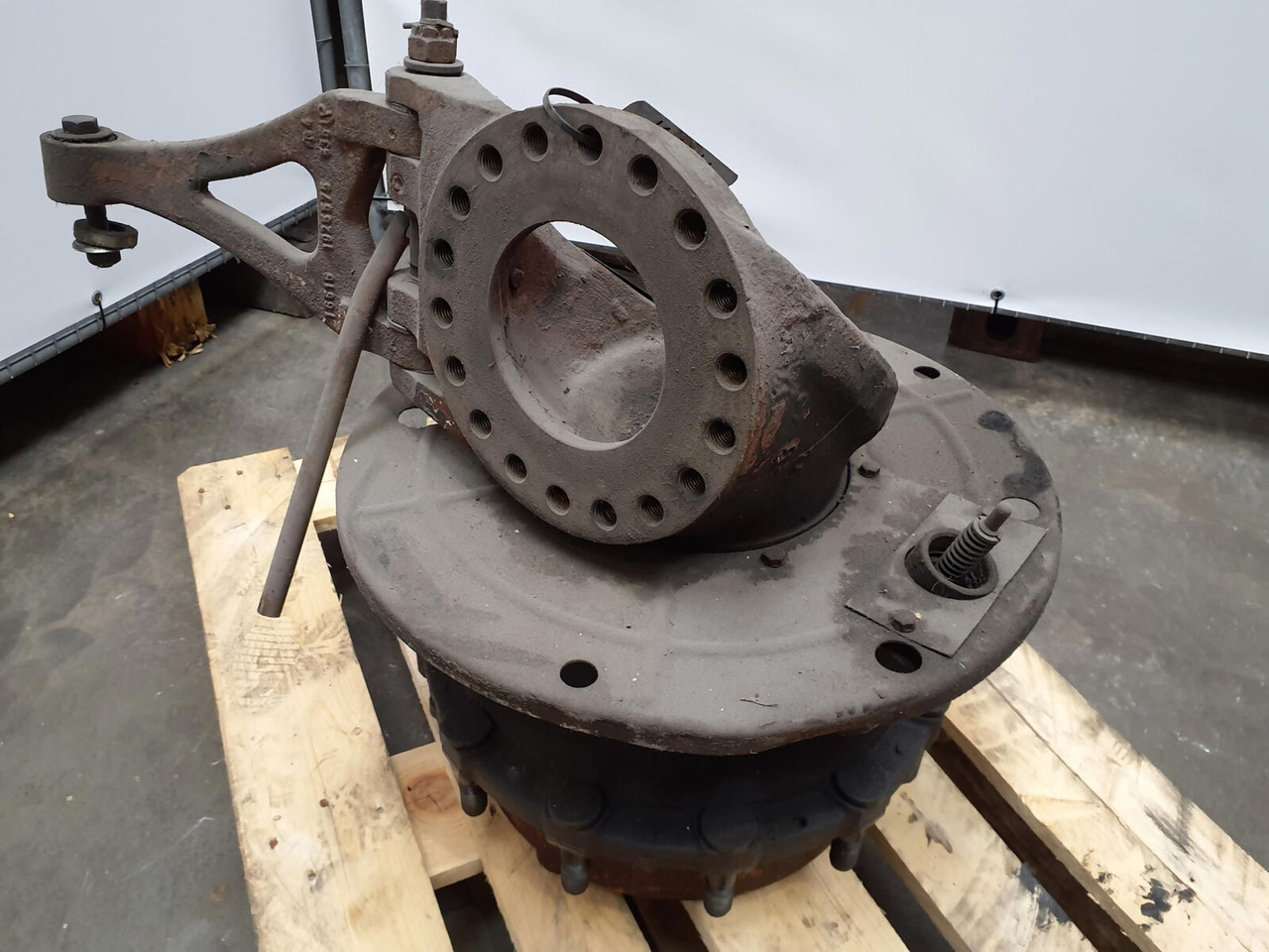 Krupp KMK 4070 Megatrak axle housing - Steering knuckle for Mobile crane: picture 3 Krupp KMK 4070 Megatrak axle housing - Steering knuckle for Mobile crane: picture 3
