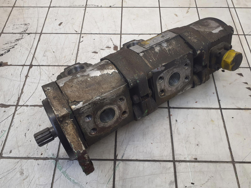 Krupp KMK 5100 3 way gear pump - Hydraulic pump for Crane: picture 1 Krupp KMK 5100 3 way gear pump - Hydraulic pump for Crane: picture 1