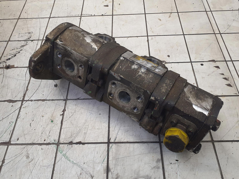 Krupp KMK 5100 3 way gear pump - Hydraulic pump for Crane: picture 2 Krupp KMK 5100 3 way gear pump - Hydraulic pump for Crane: picture 2
