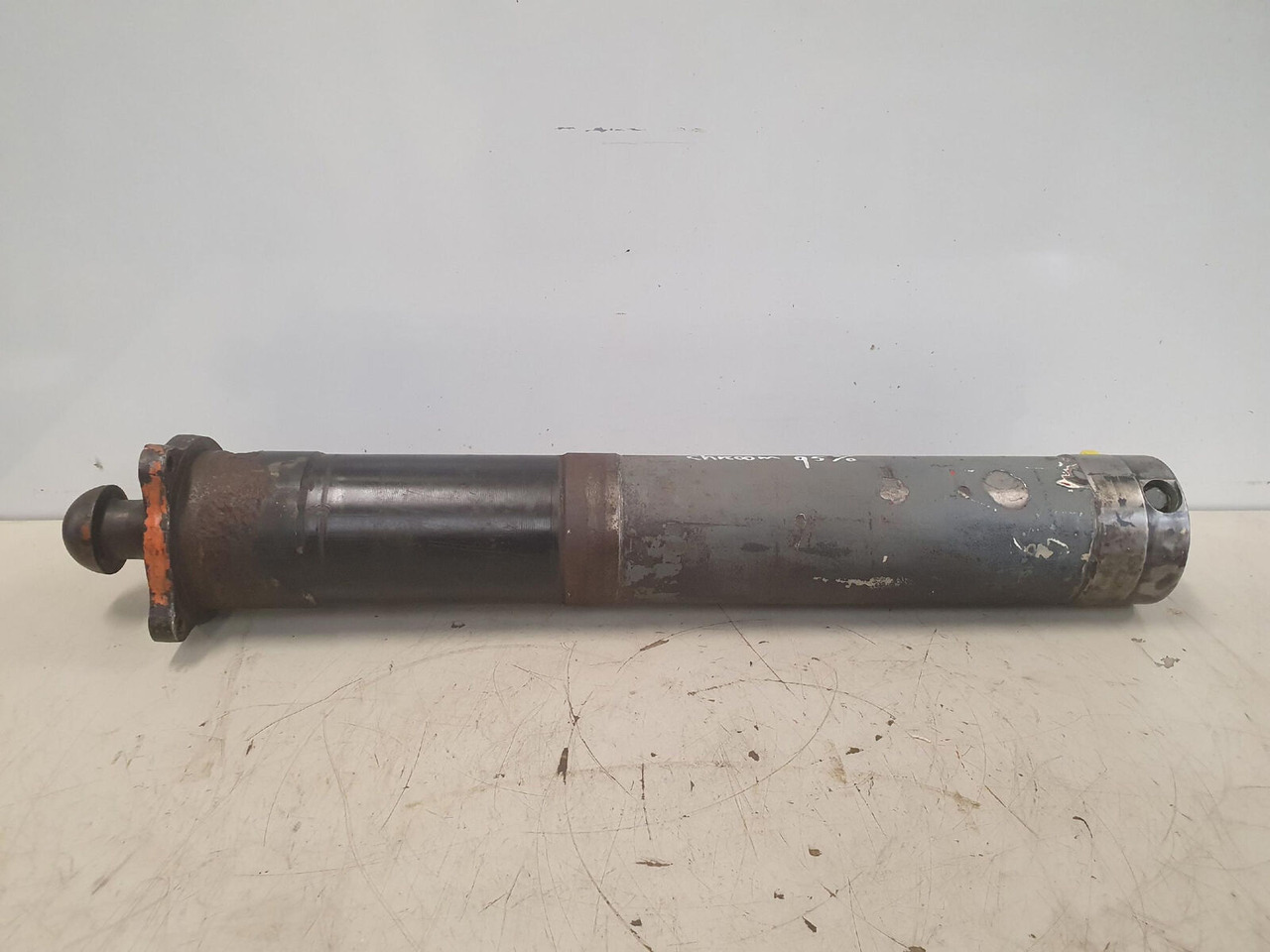 Liebherr LTM 1050-1 outrigger support cylinder rear - Hydraulic cylinder for Crane: picture 1 Liebherr LTM 1050-1 outrigger support cylinder rear - Hydraulic cylinder for Crane: picture 1