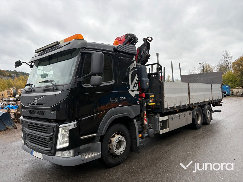 Lastbil med kran - Volvo FM 370 FASSI F155 - Dropside/ Flatbed truck, Crane truck: picture 1 Lastbil med kran - Volvo FM 370 FASSI F155 - Dropside/ Flatbed truck, Crane truck: picture 1