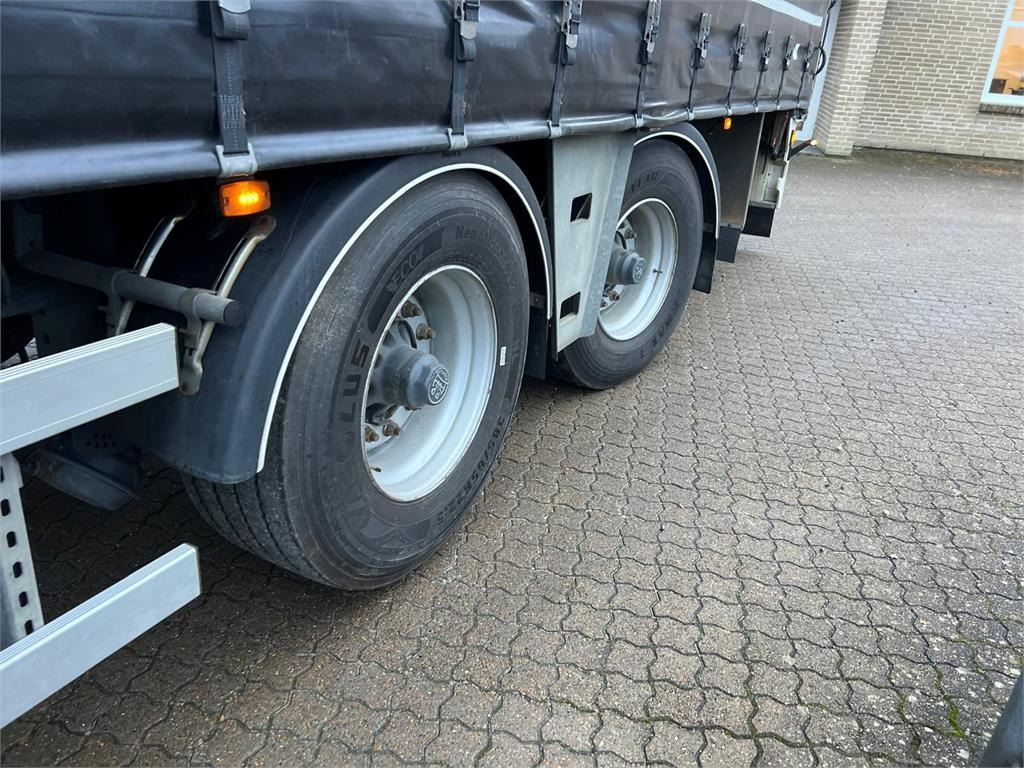 MTDK CI200 - 13,6 mtr - lodretstående lift - Curtainsider semi-trailer: picture 2 MTDK CI200 - 13,6 mtr - lodretstående lift - Curtainsider semi-trailer: picture 2