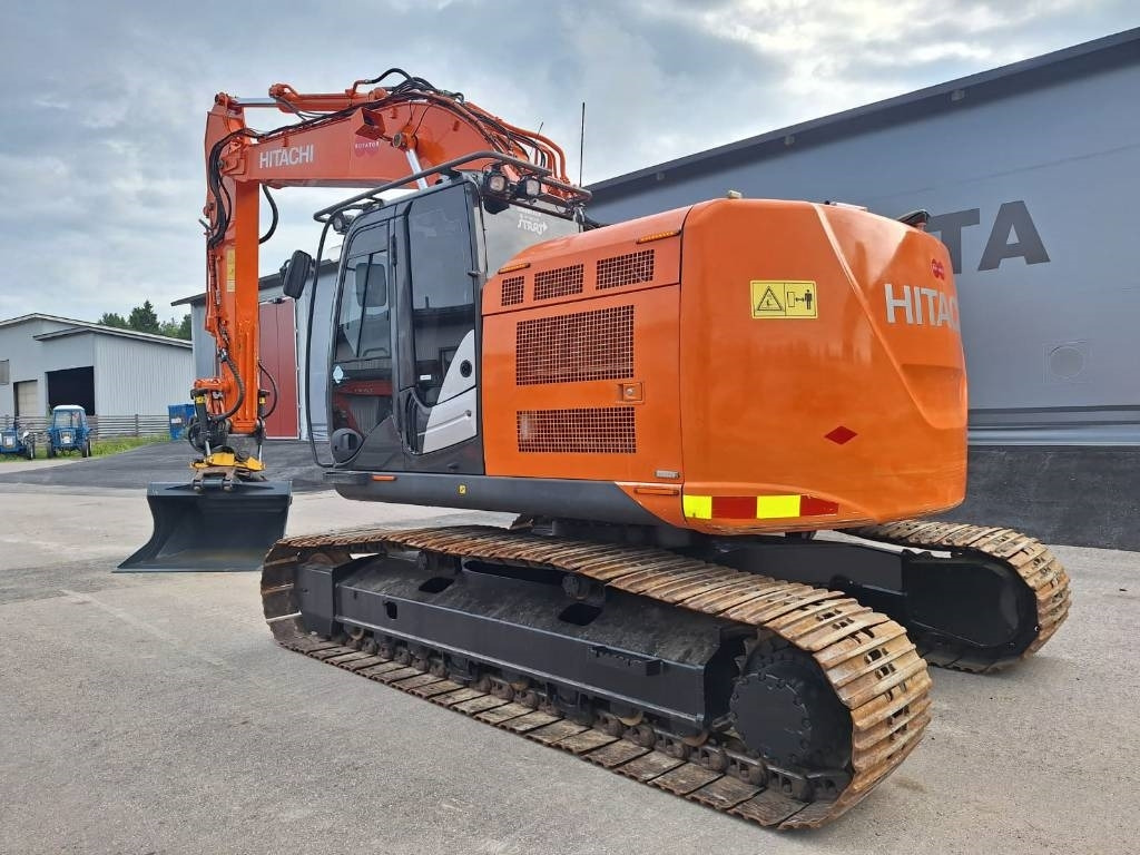 Hitachi ZX225USLC-5 PYÖRITTÄJÄLLÄ - Crawler excavator: picture 2 Hitachi ZX225USLC-5 PYÖRITTÄJÄLLÄ - Crawler excavator: picture 2
