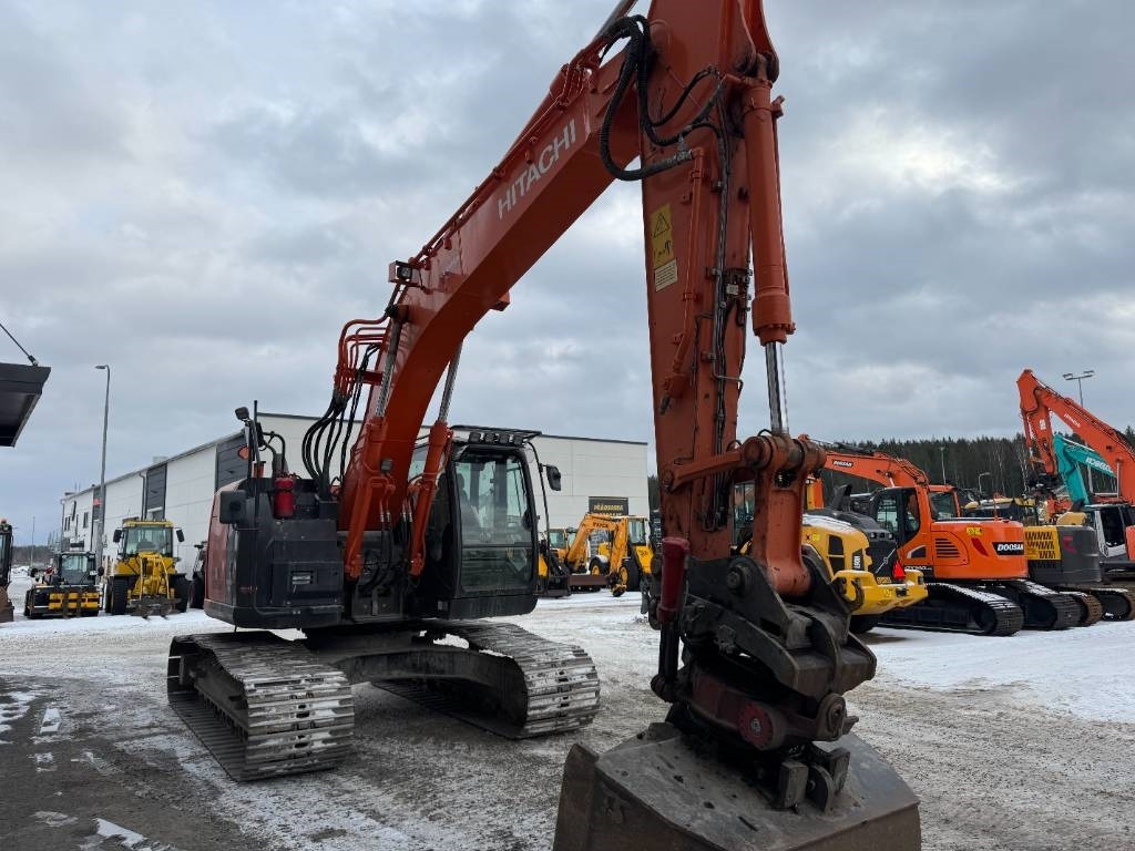 Hitachi ZX225USLC-5B PYÖRITTÄJÄLLÄ - Crawler excavator: picture 5 Hitachi ZX225USLC-5B PYÖRITTÄJÄLLÄ - Crawler excavator: picture 5