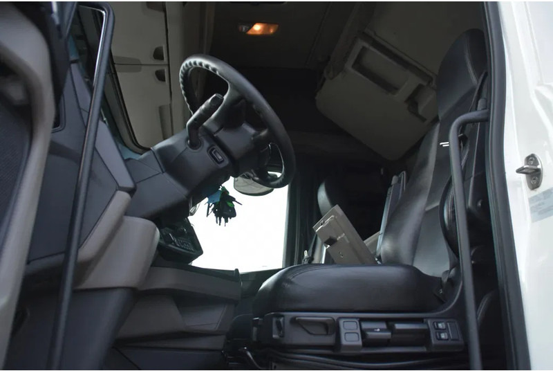 Scania S410 NGS 4x2EB MEGA 95 cm or 103 cm driving height - RETARDER - 817 TKM - FULL AIR - PARK. AIRCO - LEATHER SEATS - 2 x FUEL TANK - Tractor unit: picture 4 Scania S410 NGS 4x2EB MEGA 95 cm or 103 cm driving height - RETARDER - 817 TKM - FULL AIR - PARK. AIRCO - LEATHER SEATS - 2 x FUEL TANK - Tractor unit: picture 4
