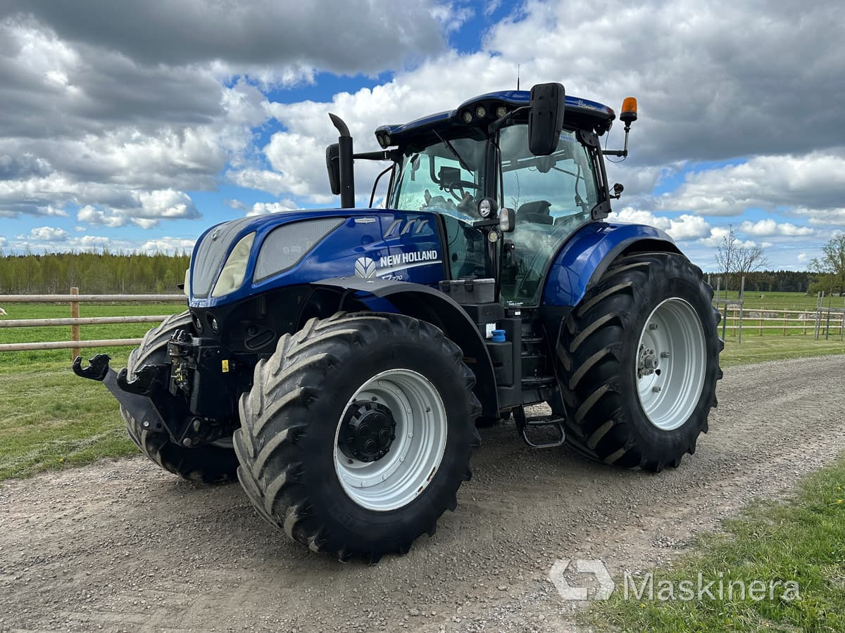 New Holland T7.270 AC 4WD Traktor New Holland T7.270 AC 4WD - Farm tractor: picture 1 New Holland T7.270 AC 4WD Traktor New Holland T7.270 AC 4WD - Farm tractor: picture 1