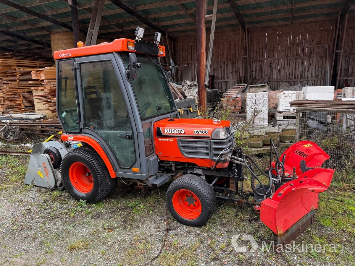 Traktor Kubota B2100 med Vikplog & Sandspridare - Farm tractor: picture 1 Traktor Kubota B2100 med Vikplog & Sandspridare - Farm tractor: picture 1