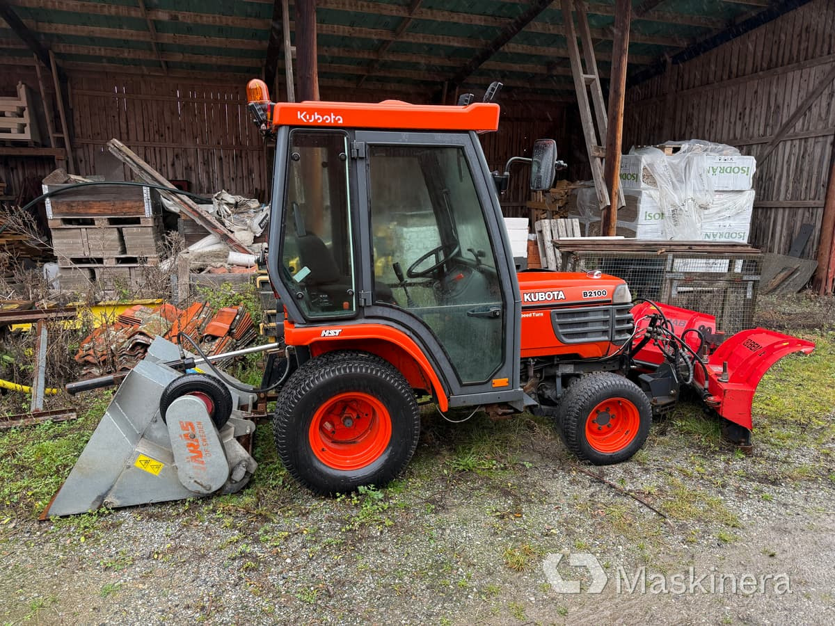 Traktor Kubota B2100 med Vikplog & Sandspridare - Farm tractor: picture 2 Traktor Kubota B2100 med Vikplog & Sandspridare - Farm tractor: picture 2