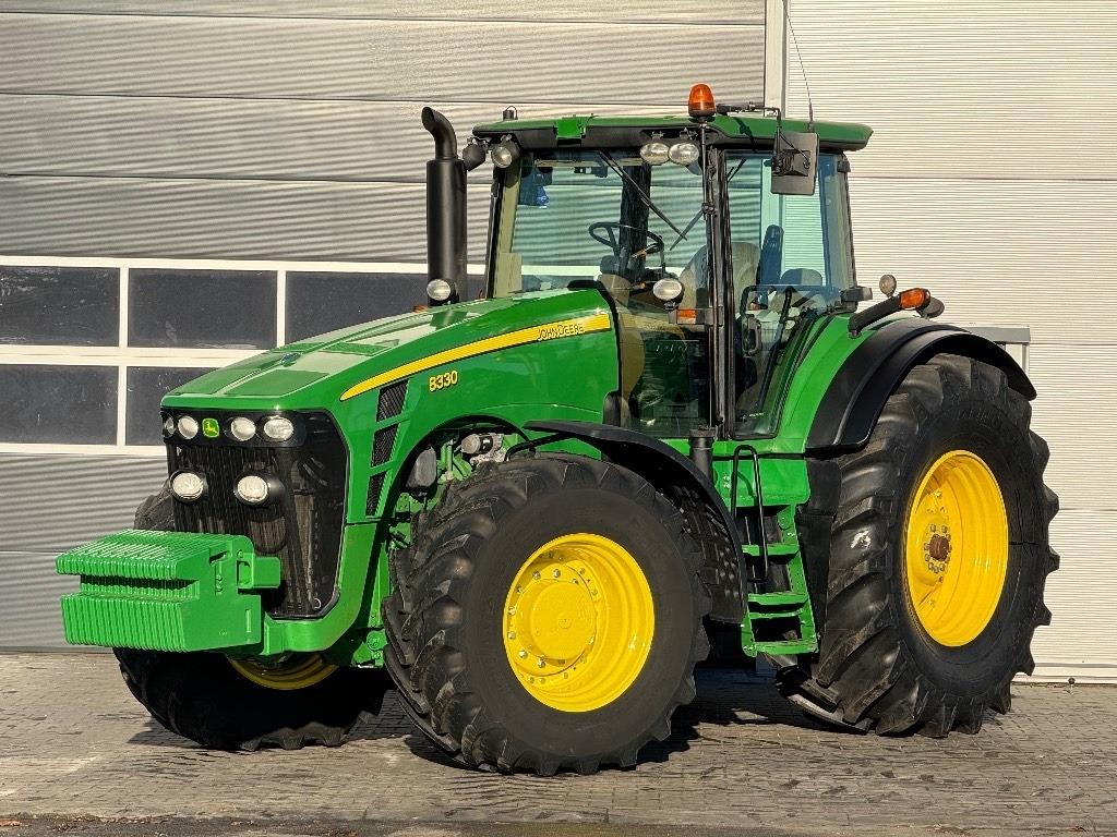 John Deere 8330 AutoPower - Farm tractor: picture 2 John Deere 8330 AutoPower - Farm tractor: picture 2