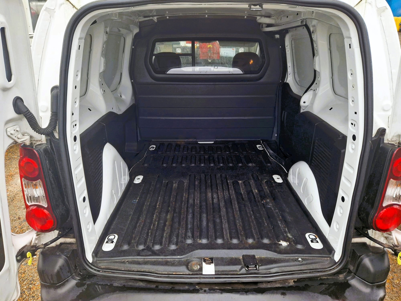 Small van PEUGEOT PARTNER: picture 9