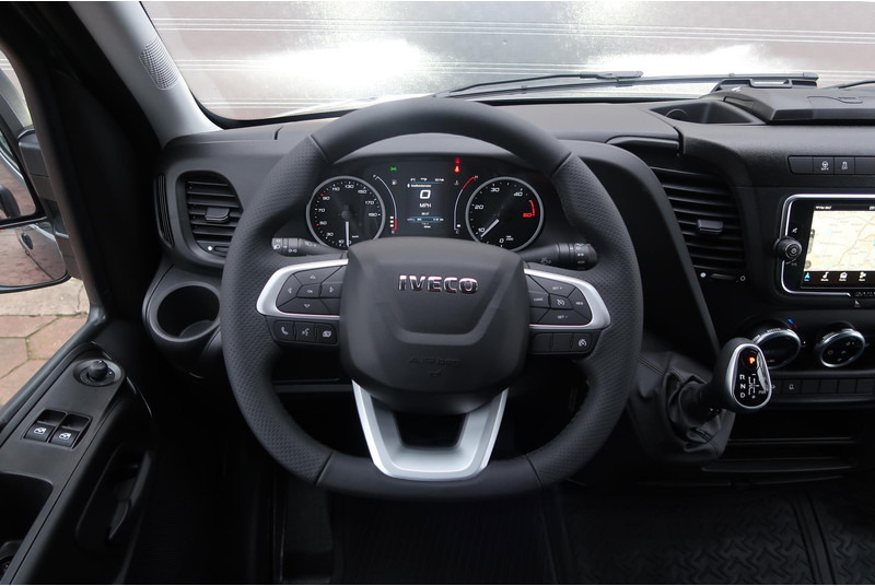 Interior photo 4: Panel van Iveco Daily 35S18HV 3.0 L2H2 BPM VRIJ/ AUT/ 2X SCHUIFDEUR/ CAMERA/ LED/ CRUISE/ CLIMA/ NAVI/ Interior photo 4: Panel van Iveco Daily 35S18HV 3.0 L2H2 BPM VRIJ/ AUT/ 2X SCHUIFDEUR/ CAMERA/ LED/ CRUISE/ CLIMA/ NAVI/