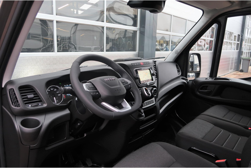 Interior photo 3: Panel van Iveco Daily 35S18HV 3.0 L2H2 BPM VRIJ/ AUT/ 2X SCHUIFDEUR/ CAMERA/ LED/ CRUISE/ CLIMA/ NAVI/ Interior photo 3: Panel van Iveco Daily 35S18HV 3.0 L2H2 BPM VRIJ/ AUT/ 2X SCHUIFDEUR/ CAMERA/ LED/ CRUISE/ CLIMA/ NAVI/