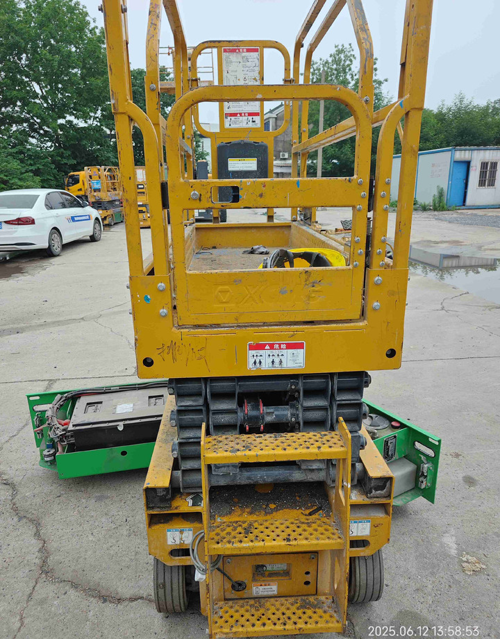 XCMG Lithium battery 8m second hand scissor lift XG0807HD-Li price - Scissor lift: picture 3 XCMG Lithium battery 8m second hand scissor lift XG0807HD-Li price - Scissor lift: picture 3