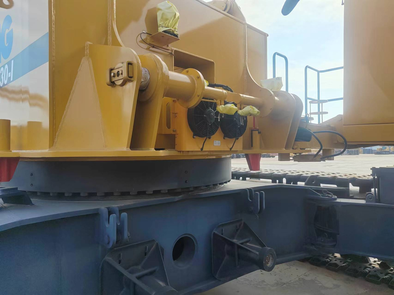 XCMG Officail Used Hydraulic Crane 130 Ton XGC130-I Mobile Crawler Crane For Sale - Crawler crane: picture 5 XCMG Officail Used Hydraulic Crane 130 Ton XGC130-I Mobile Crawler Crane For Sale - Crawler crane: picture 5