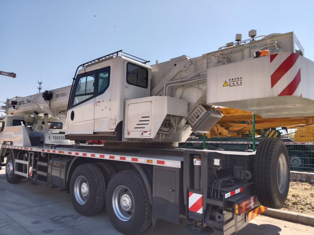 XCMG Official Construction Mini Mobile Crane QY30_TW 30 ton Used Small Hydraulic Crane Price - Mobile crane: picture 4 XCMG Official Construction Mini Mobile Crane QY30_TW 30 ton Used Small Hydraulic Crane Price - Mobile crane: picture 4