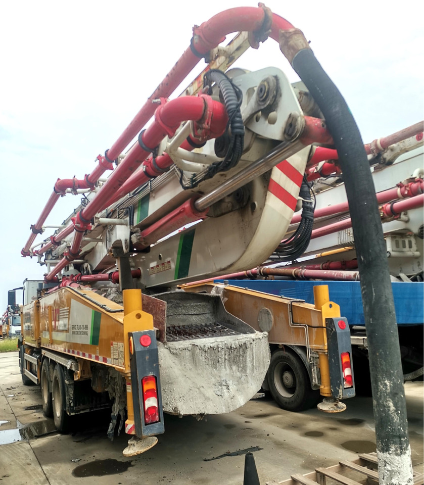 Concrete pump truck XCMG Official HB52V Used Mobile Concrete Pump 52m Truck Mounted Concrete Pump Price: picture 6