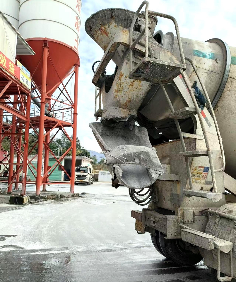 XCMG Official Used Concrete Mixer Truck HOWO G4802D 12m³ Cement Mixer Truck Price - Concrete mixer truck: picture 2 XCMG Official Used Concrete Mixer Truck HOWO G4802D 12m³ Cement Mixer Truck Price - Concrete mixer truck: picture 2
