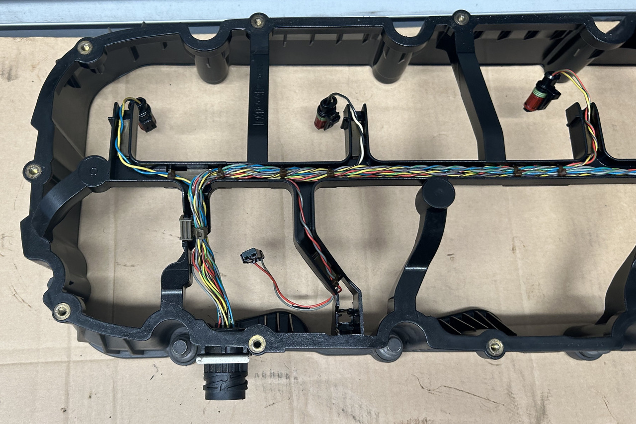 DAF SPACER FRAME ENGINE VALVE COVER XF 106 480 2033255 - Cylinder head: picture 4 DAF SPACER FRAME ENGINE VALVE COVER XF 106 480 2033255 - Cylinder head: picture 4