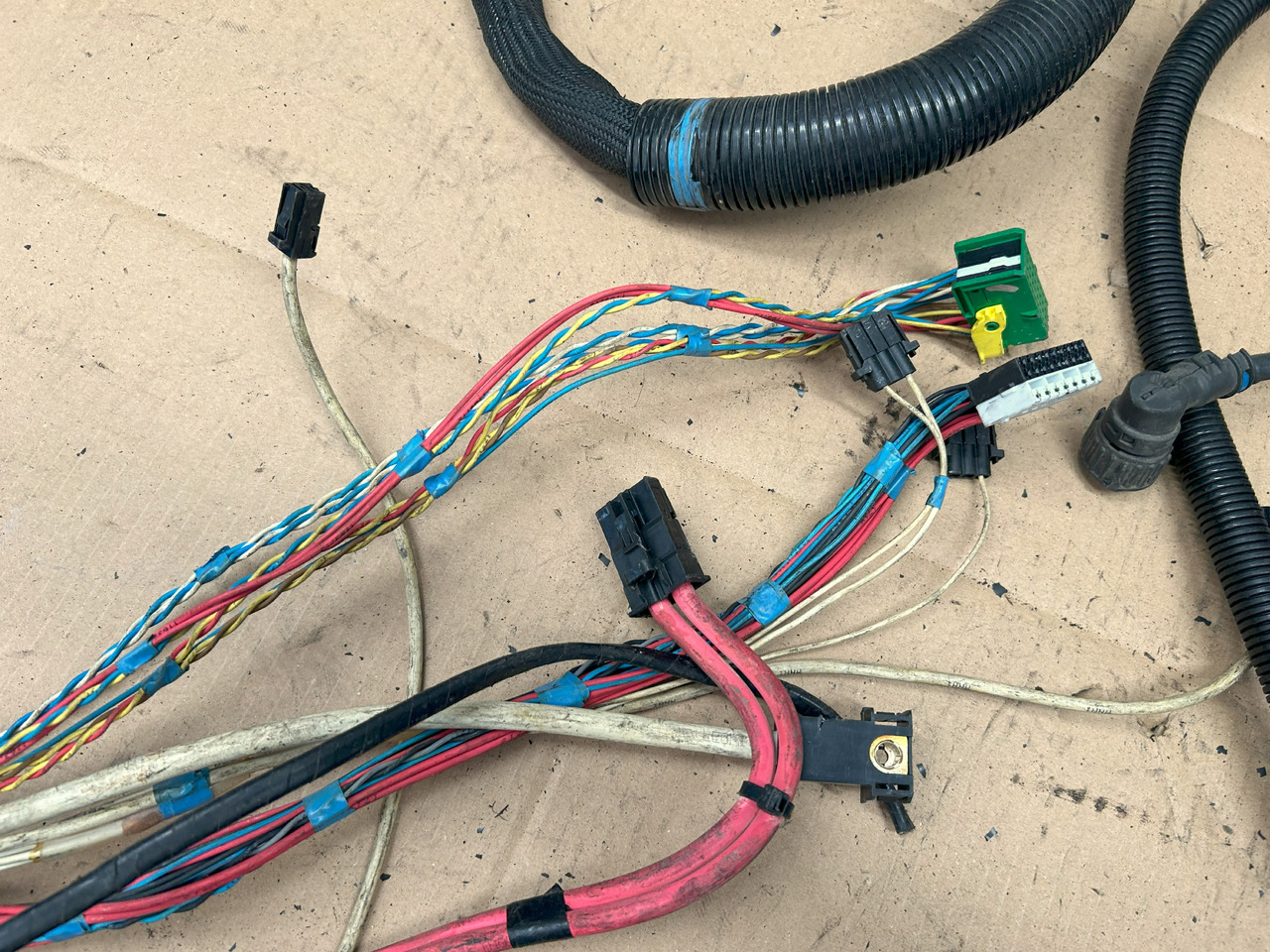 DAF XF 106 J3C ENGINE WIRING HARNESS - Cables/ Wire harness: picture 5 DAF XF 106 J3C ENGINE WIRING HARNESS - Cables/ Wire harness: picture 5