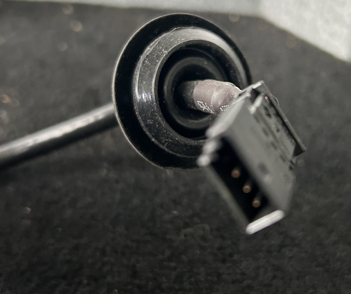 MERCEDES-BENZ 7" LCD REAR VIEW CAMERA MONITOR with mounting bracket - Cab and interior: picture 4 MERCEDES-BENZ 7" LCD REAR VIEW CAMERA MONITOR with mounting bracket - Cab and interior: picture 4