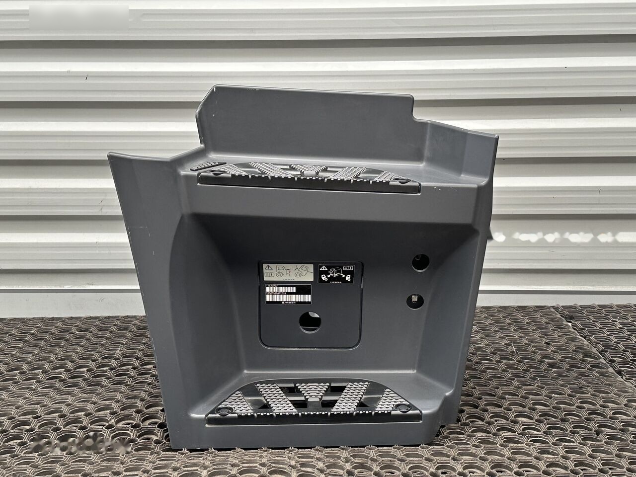 Mercedes-Benz ACTROS MP4 A9606663303 Mercedes-Benz A9606663303 - Footstep for Truck: picture 1 Mercedes-Benz ACTROS MP4 A9606663303 Mercedes-Benz A9606663303 - Footstep for Truck: picture 1