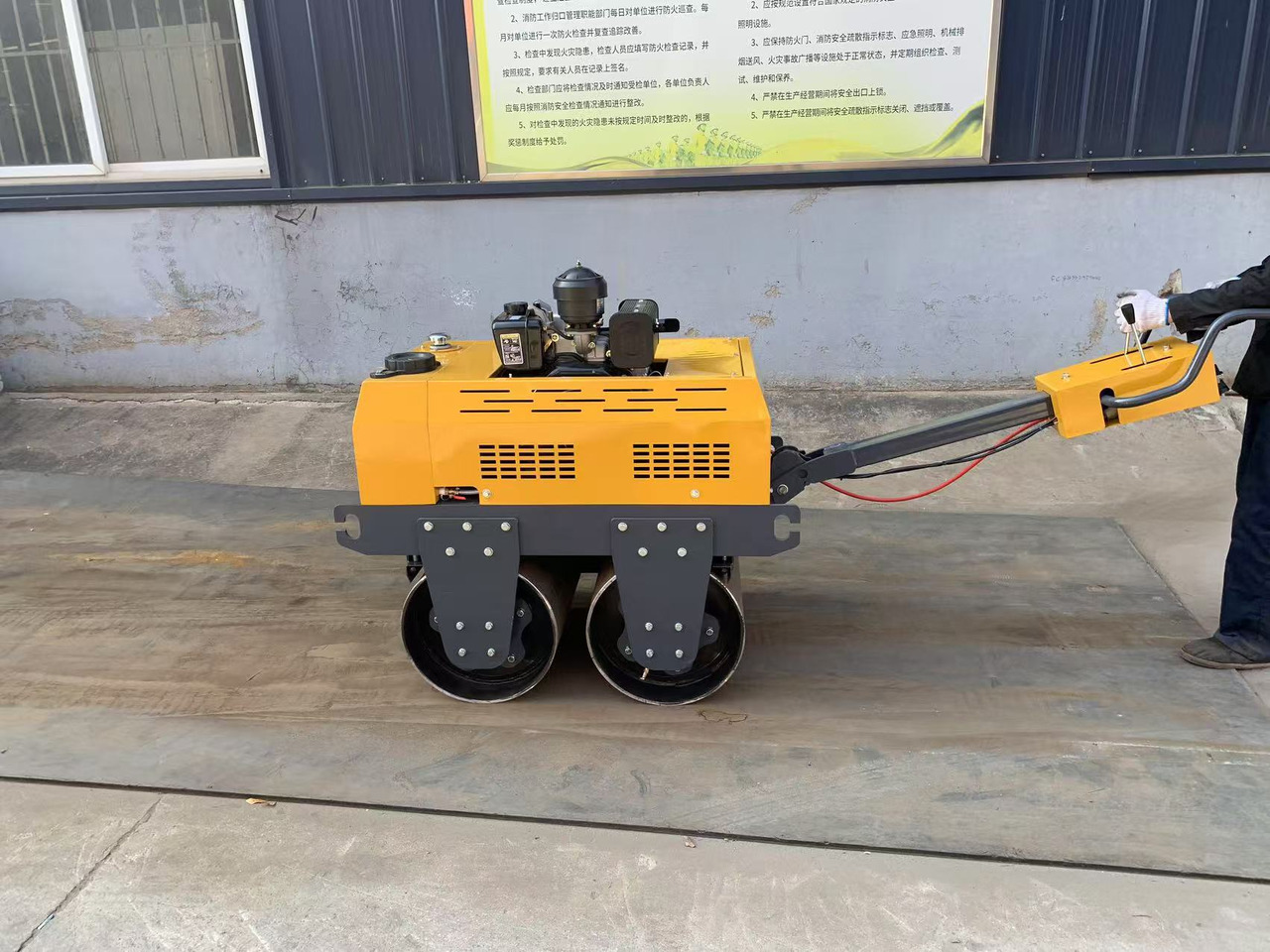 550KG Mini Vibratory Road Roller Walk-behind Road Roller - Mini roller: picture 1 550KG Mini Vibratory Road Roller Walk-behind Road Roller - Mini roller: picture 1