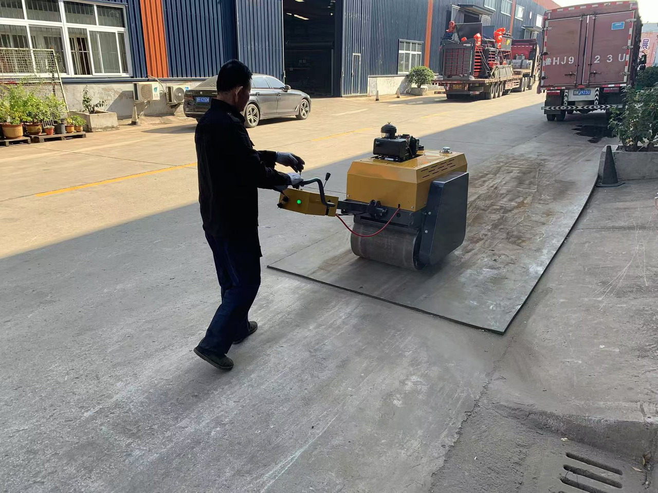 550KG Mini Vibratory Road Roller Walk-behind Road Roller - Mini roller: picture 2 550KG Mini Vibratory Road Roller Walk-behind Road Roller - Mini roller: picture 2