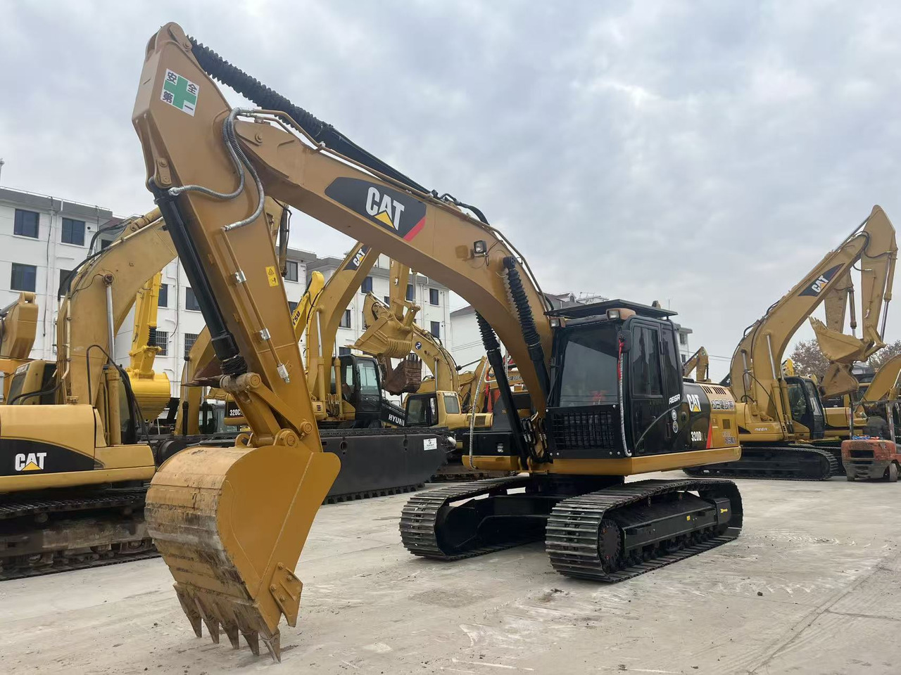 CATERPILLAR CAT 320D2L Crawler Excavator for Sale in Stock Shanghai, China - Crawler excavator: picture 3 CATERPILLAR CAT 320D2L Crawler Excavator for Sale in Stock Shanghai, China - Crawler excavator: picture 3