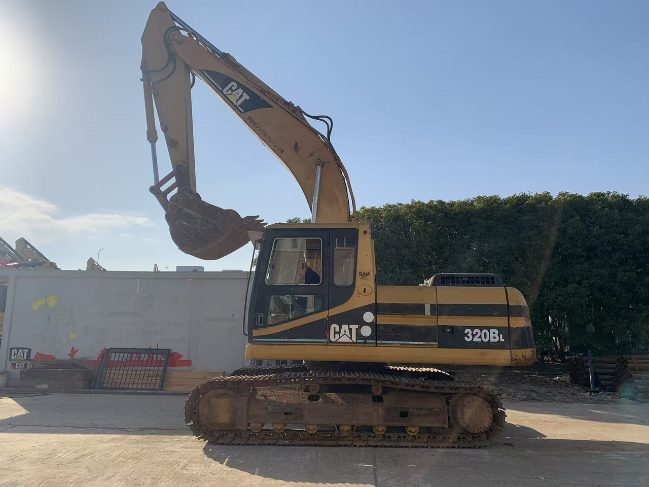 CATERPILLAR Crawler Excavator CAT 320B, 320BL Original Japanese Excavator - Crawler excavator: picture 1 CATERPILLAR Crawler Excavator CAT 320B, 320BL Original Japanese Excavator - Crawler excavator: picture 1