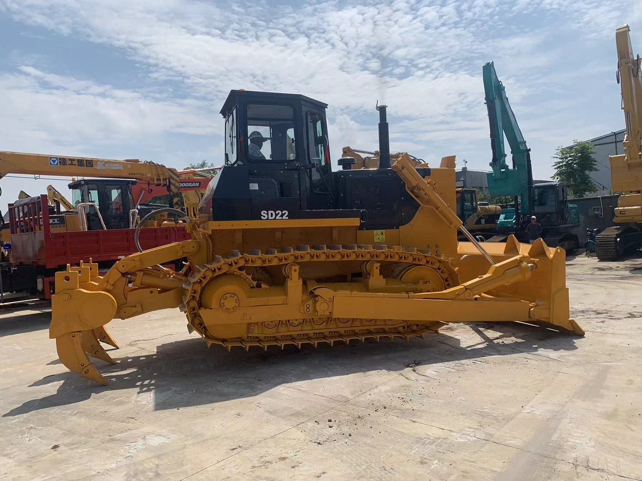 SHANTUI Bulldozer SD22, SD32 Secondhand Tracked Tactor - Bulldozer: picture 1 SHANTUI Bulldozer SD22, SD32 Secondhand Tracked Tactor - Bulldozer: picture 1