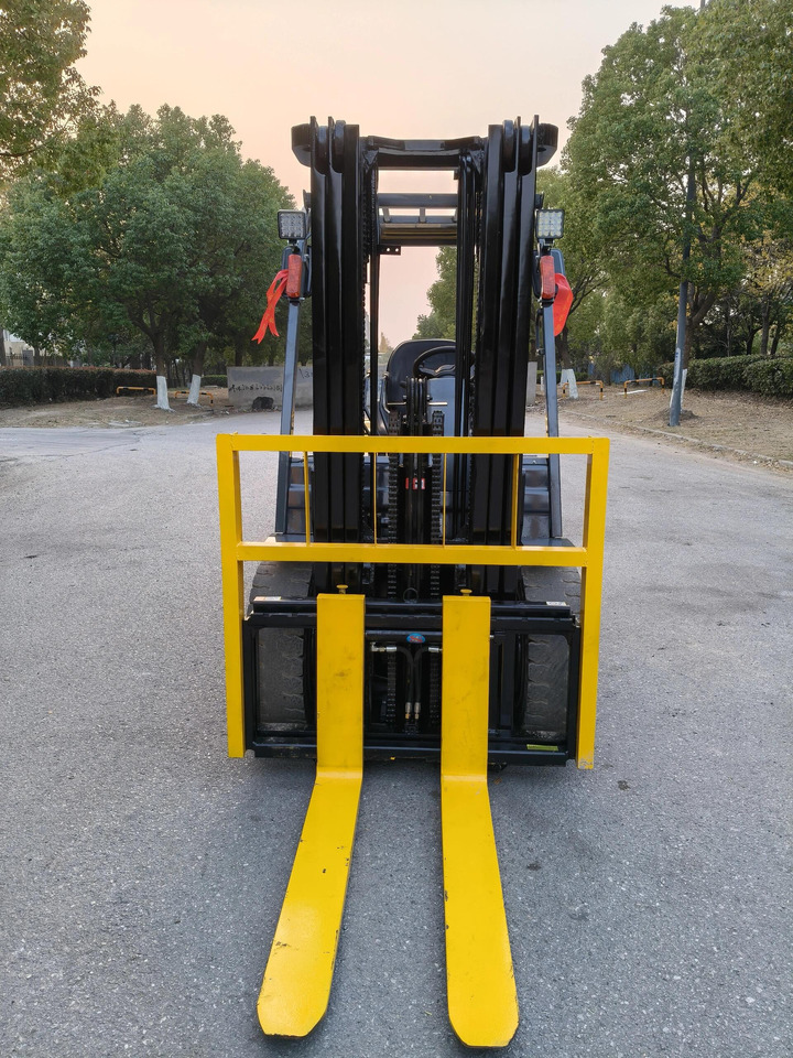 TCM FD35, FD30 Forklift with ISUZU Engine - Diesel forklift: picture 4 TCM FD35, FD30 Forklift with ISUZU Engine - Diesel forklift: picture 4