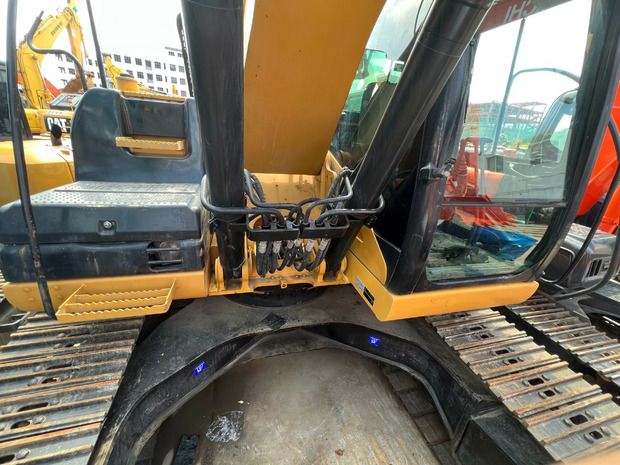 Crawler excavator 2020 Caterpillar 323D: picture 14
