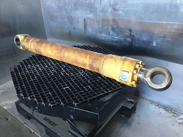 Liebherr Cylinder - Hydraulic cylinder: picture 1 Liebherr Cylinder - Hydraulic cylinder: picture 1