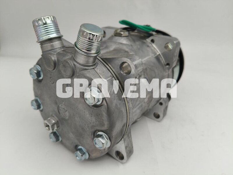 Liebherr R922 / R926 COMP / R926 K-LC / R922 Li - A/C compressor: picture 3 Liebherr R922 / R926 COMP / R926 K-LC / R922 Li - A/C compressor: picture 3