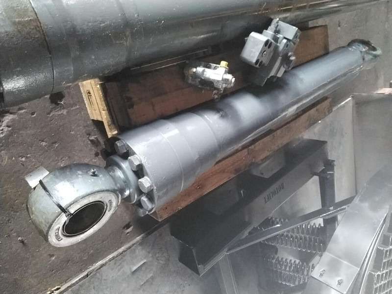 Liebherr R946 LC / R946 LC - Hydraulic cylinder: picture 1 Liebherr R946 LC / R946 LC - Hydraulic cylinder: picture 1